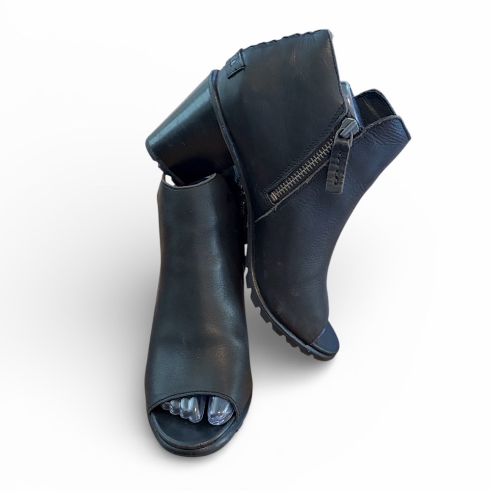Sorel Nadia Peep Toe Booties
Black Size 10